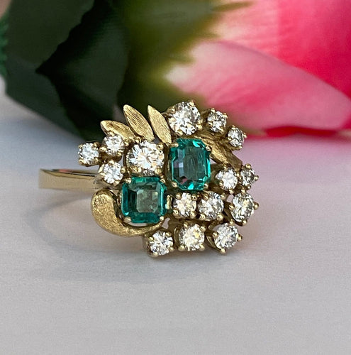 62 Bague cluster vers 1960 en or jaune 14K, diamants et émeraudes 58 Facettes ring