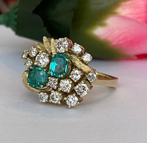 62 Bague cluster vers 1960 en or jaune 14K, diamants et émeraudes 58 Facettes ring