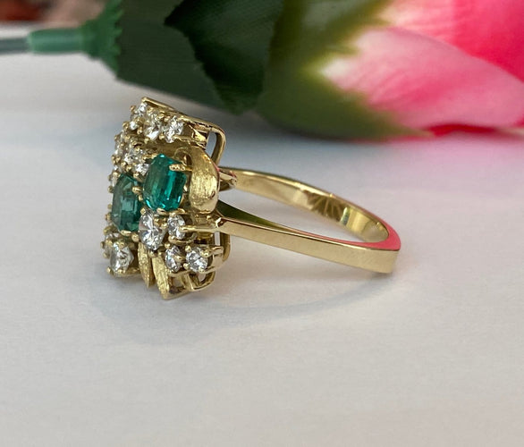 62 Bague cluster vers 1960 en or jaune 14K, diamants et émeraudes 58 Facettes ring