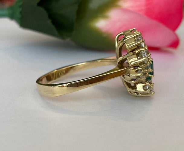 62 Bague cluster vers 1960 en or jaune 14K, diamants et émeraudes 58 Facettes ring