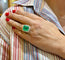 53 Bague ancienne en or jaune, émeraude et diamants 58 Facettes ba