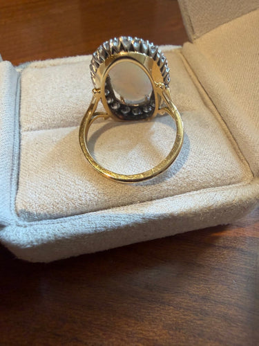 52 Pompadour - Bague en or jaune, opale et diamants 58 Facettes opale