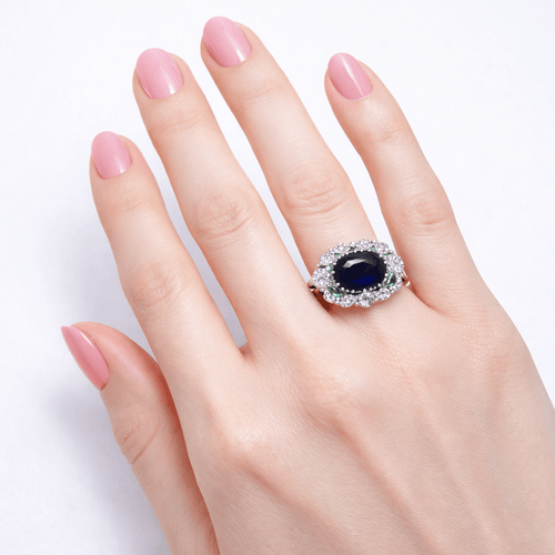 53.5 Bague marguerite en or blanc, saphir, émeraudes et diamants 58 Facettes 00946