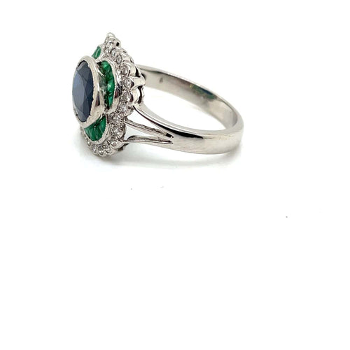 53.5 Bague marguerite en or blanc, saphir, émeraudes et diamants 58 Facettes 00946