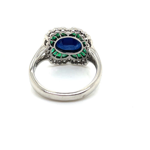 53.5 Bague marguerite en or blanc, saphir, émeraudes et diamants 58 Facettes 00946