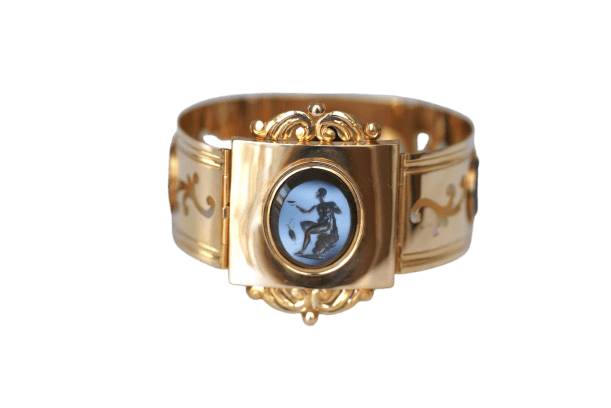 Bracelet jonc néoclassique en or rose et intailles nicolo