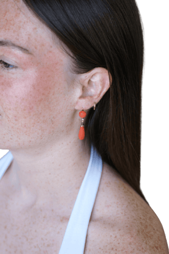 Boucles d'oreilles pendantes anciennes en or jaune, corail et émail noir