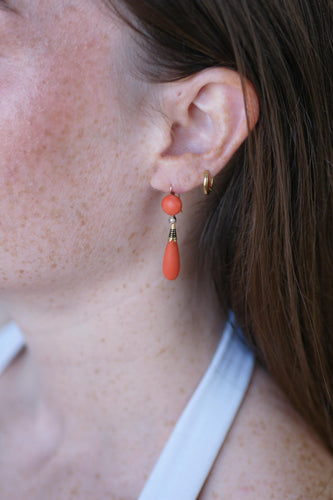 Boucles d'oreilles pendantes anciennes en or jaune, corail et émail noir 58 Facettes