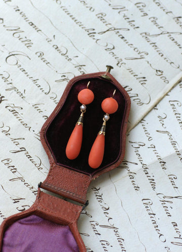 Boucles d'oreilles pendantes anciennes en or jaune, corail et émail noir 58 Facettes