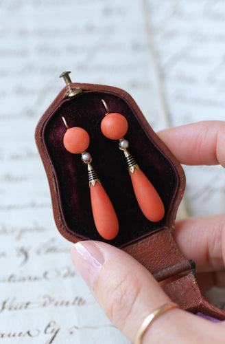 Boucles d'oreilles pendantes anciennes en or jaune, corail et émail noir 58 Facettes