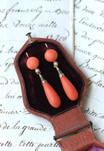 Boucles d'oreilles pendantes anciennes en or jaune, corail et émail noir 58 Facettes