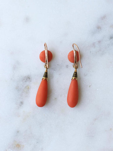 Boucles d'oreilles pendantes anciennes en or jaune, corail et émail noir 58 Facettes