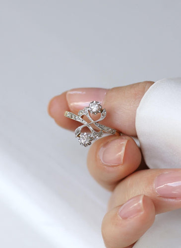 57 Toi et Moi - Bague en or jaune, platine et diamants 58 Facettes