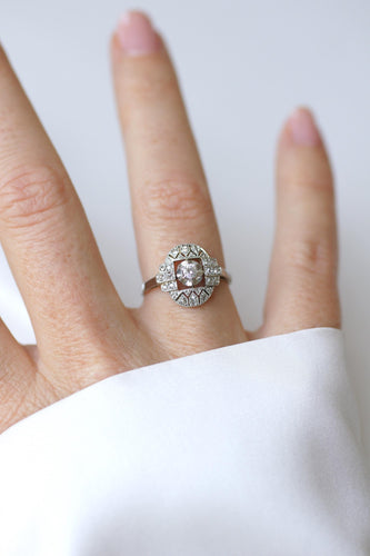 54.5 Bague Art déco ovale en platine et or blanc avec diamants 58 Facettes