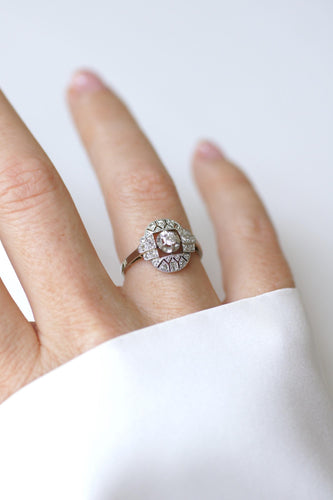 54.5 Bague Art déco ovale en platine et or blanc avec diamants 58 Facettes