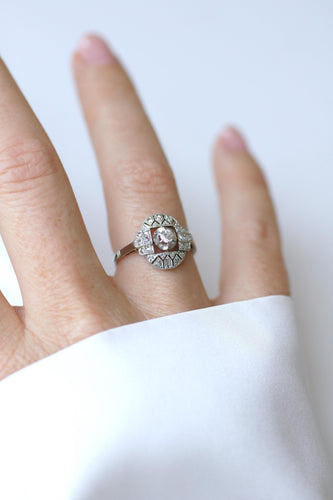 54.5 Bague Art déco ovale en platine et or blanc avec diamants 58 Facettes