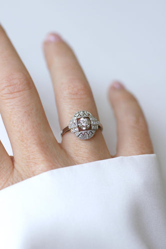 54.5 Bague Art déco ovale en platine et or blanc avec diamants 58 Facettes