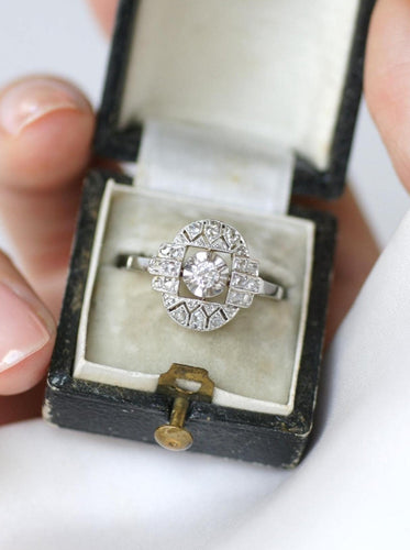 54.5 Bague Art déco ovale en platine et or blanc avec diamants 58 Facettes