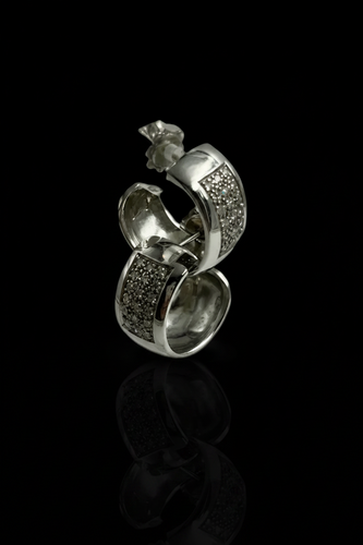 Boucles d'oreilles Boucles d’oreilles - Créoles bombées en or blanc et diamants 58 Facettes