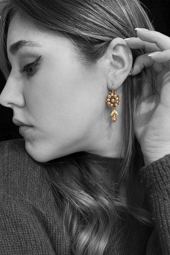 Boucles d'oreilles Orecchini dalmati - Boucles d'oreilles en or jaune et perles naturelles 58 Facettes