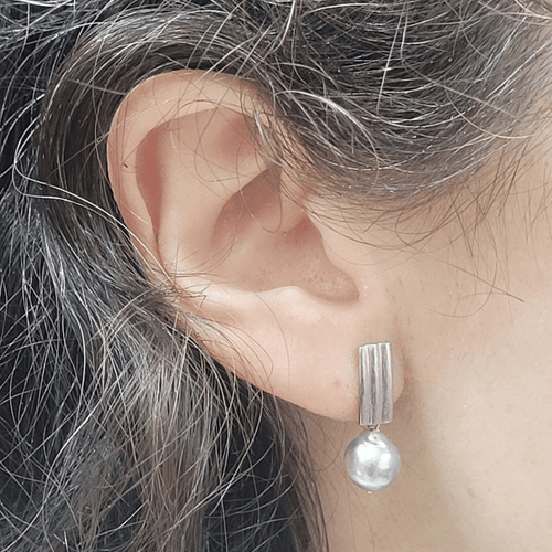 Boucles d'oreilles en or blanc 18k et perles Keshi 58 Facettes TA251