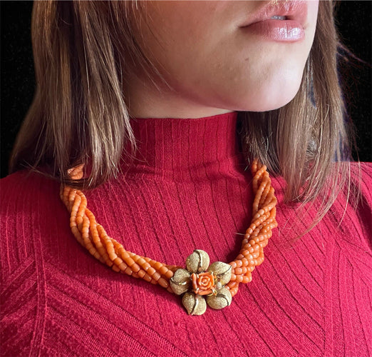 Collier Collier en corail avec fleur dorée 58 Facettes