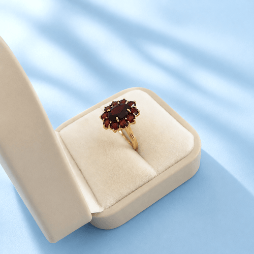 55 Bague marguerite en or jaune 18K et grenats 58 Facettes 1789
