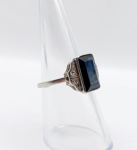 53 Art déco - Bague en platine, saphir synthétique et diamants 58 Facettes A07541