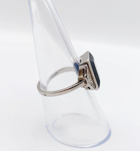 53 Art déco - Bague en platine, saphir synthétique et diamants 58 Facettes A07541