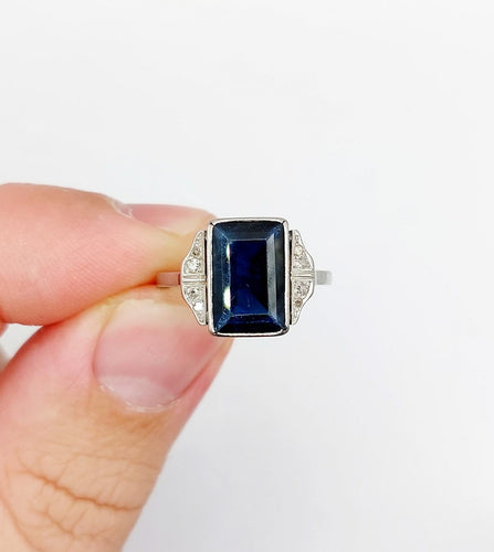 53 Art déco - Bague en platine, saphir synthétique et diamants 58 Facettes A07541