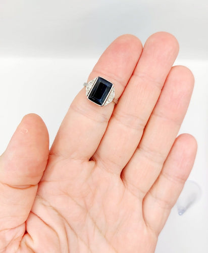 53 Art déco - Bague en platine, saphir synthétique et diamants 58 Facettes A07541