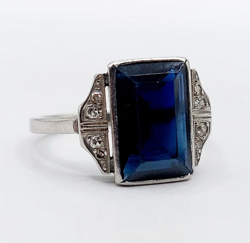 53 Art déco - Bague en platine, saphir synthétique et diamants 58 Facettes A07541