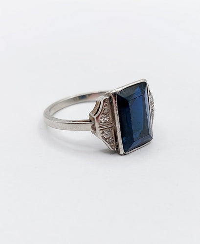53 Art déco - Bague en platine, saphir synthétique et diamants 58 Facettes A07541