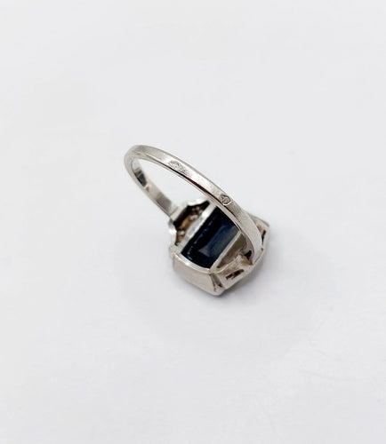 53 Art déco - Bague en platine, saphir synthétique et diamants 58 Facettes A07541
