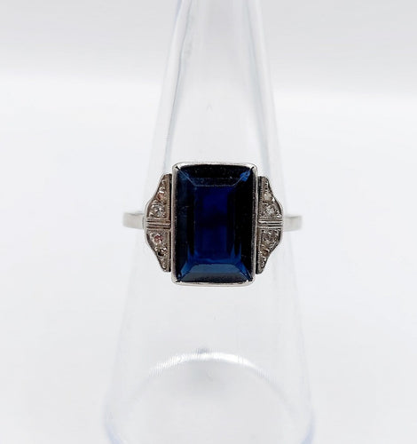 53 Art déco - Bague en platine, saphir synthétique et diamants 58 Facettes A07541