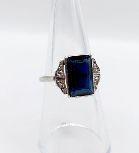 53 Art déco - Bague en platine, saphir synthétique et diamants 58 Facettes A07541