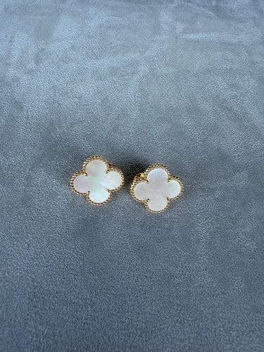 Van Cleef & Arpels Magic Alhambra - Boucles d'oreilles en or jaune et nacre 58 Facettes Orecchini
