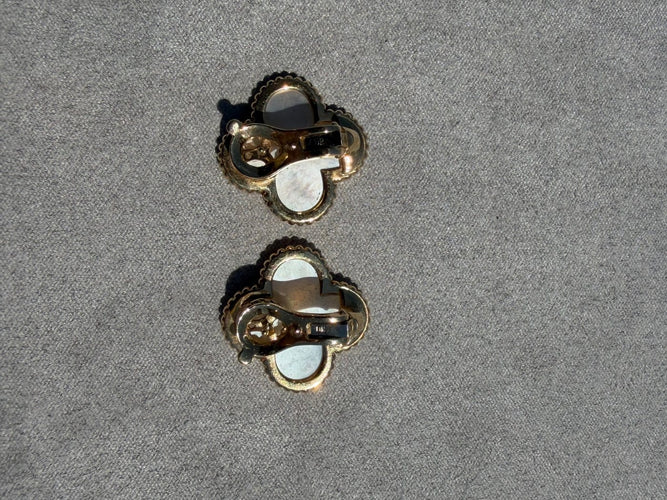 Boucles d'oreilles Van Cleef & Arpels Magic Alhambra - Boucles d'oreilles en or jaune et nacre 58 Facettes Orecchini