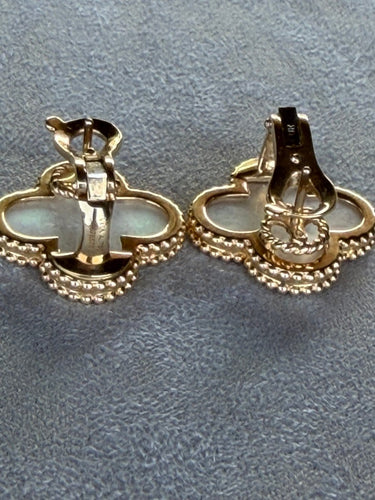 Boucles d'oreilles Van Cleef & Arpels Magic Alhambra - Boucles d'oreilles en or jaune et nacre 58 Facettes Orecchini
