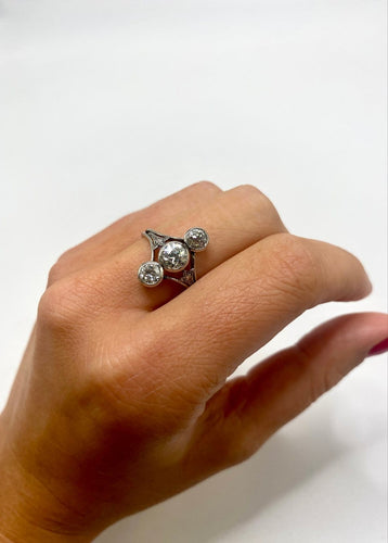 55 Art déco - Bague en platine et trio de diamants 58 Facettes SKU  BO/220232