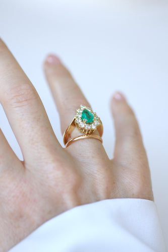 51 Bague en or jaune avec émeraude de Colombie et diamants 58 Facettes