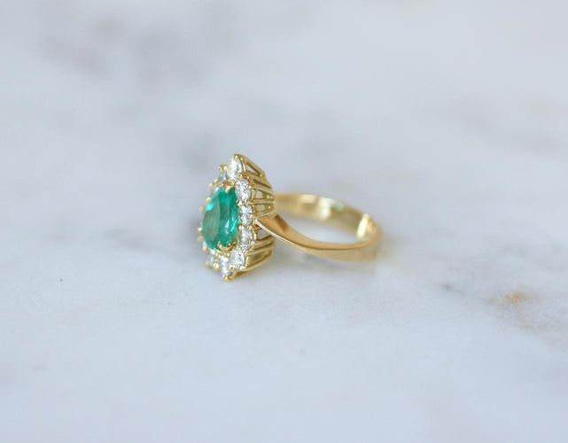 51 Bague en or jaune avec émeraude de Colombie et diamants 58 Facettes