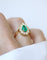 51 Bague en or jaune avec émeraude de Colombie et diamants 58 Facettes