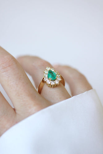 51 Bague en or jaune avec émeraude de Colombie et diamants 58 Facettes