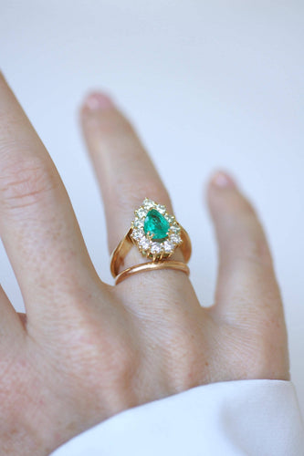 51 Bague en or jaune avec émeraude de Colombie et diamants 58 Facettes