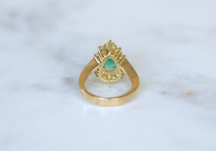 51 Bague en or jaune avec émeraude de Colombie et diamants 58 Facettes