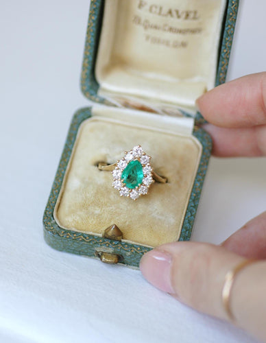 51 Bague en or jaune avec émeraude de Colombie et diamants 58 Facettes