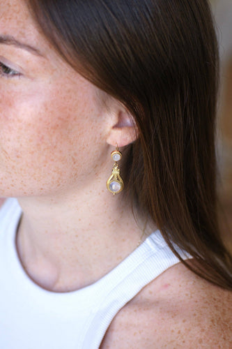 Boucles d'oreilles anciennes en or jaune et pierres de lune 58 Facettes
