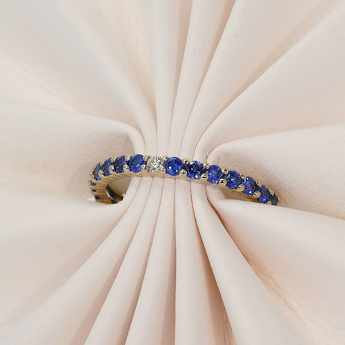 54 Bague en or blanc avec saphirs naturels et diamant 58 Facettes R009