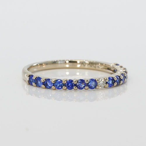 54 Bague en or blanc avec saphirs naturels et diamant 58 Facettes R009